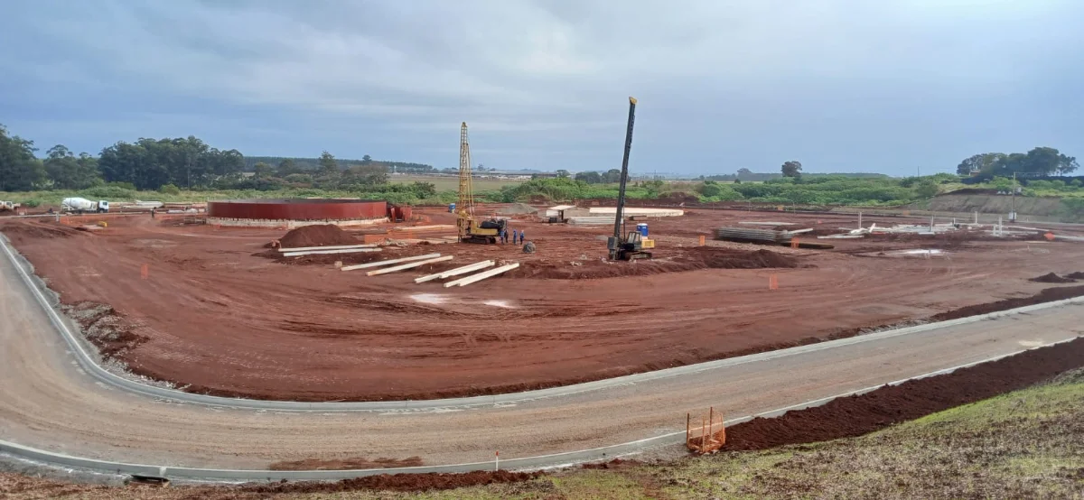 Obra de fundação em andamento