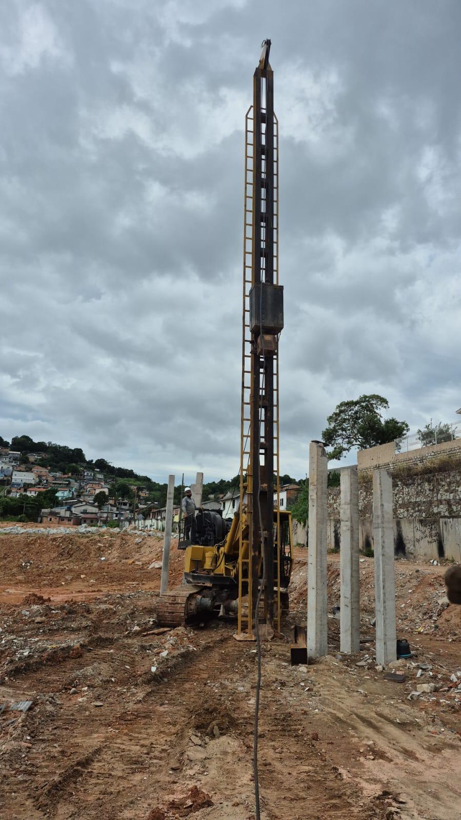 Bate-estacas com estacas pré-moldadas cravadas no terreno